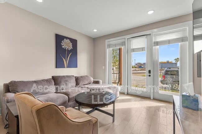 Photo - 3155 St Elmo Ave