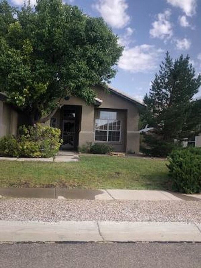 NW 4 BR Home large yard/outdoor space - NW 4 BR Home large yard/outdoor space