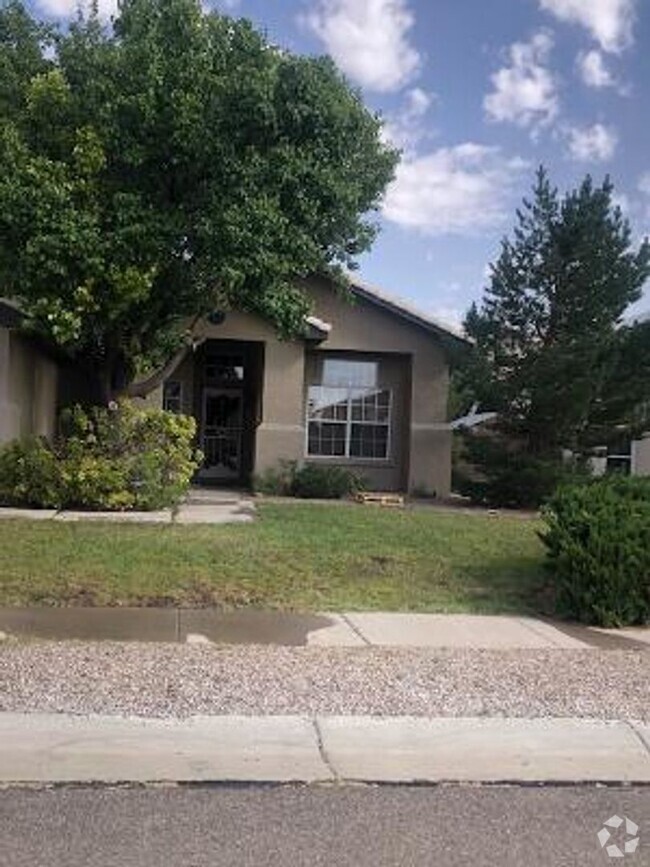 Building Photo - NW 4 BR Home large yard/outdoor space