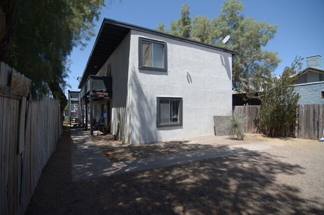 933 N 7th Ave