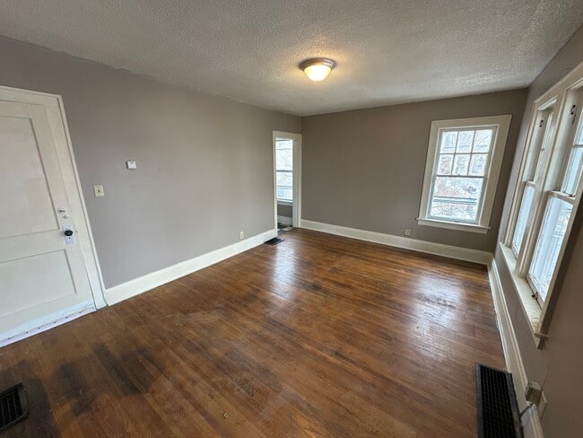 Building Photo - 17 N Roys Ave Unit 17 N. Roys Ave.