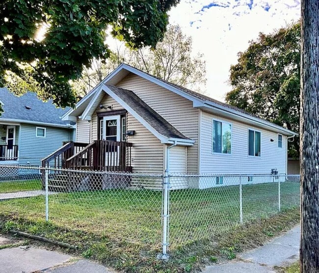 Building Photo - 1700 Delaware Ave Rental