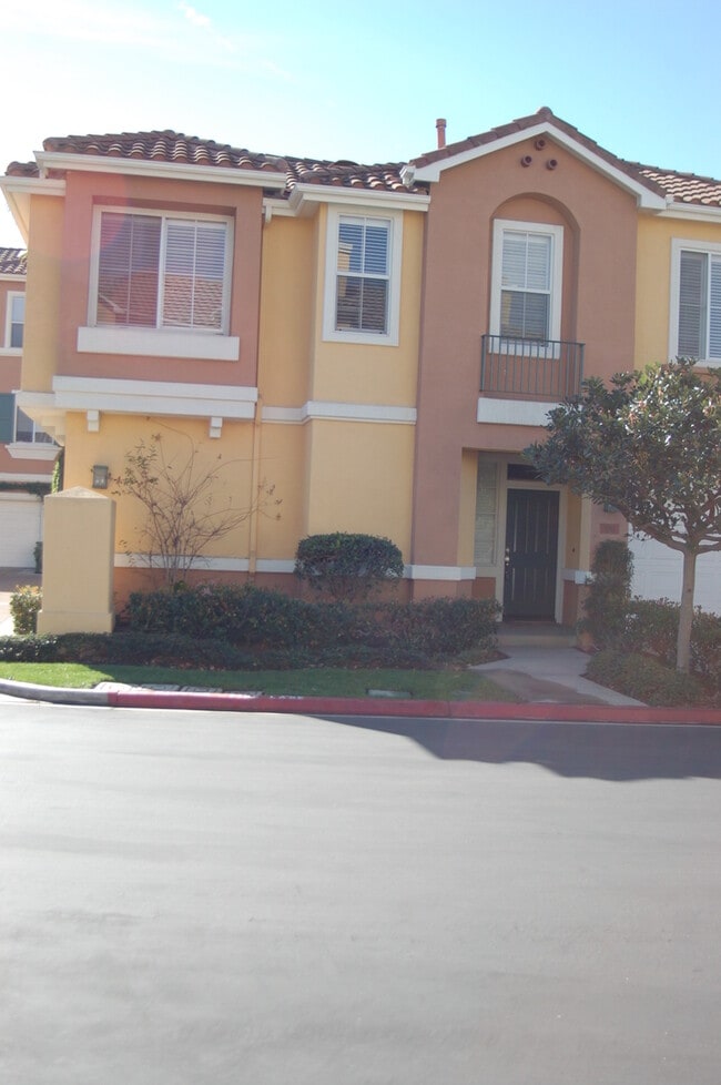 Building Photo - 2 Bed 2 Bath Condo