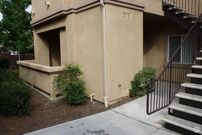 Building Photo - Beautiful 2 Bed/2Bath Lower Unit Condo wit...