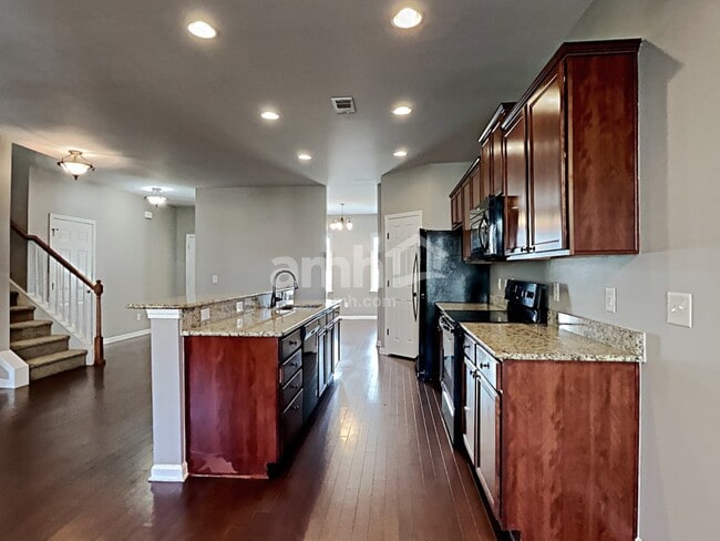 Photo - 702 White Oak Dr