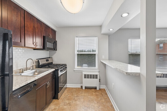 2BR, 1BA - 788SF - Kitchen