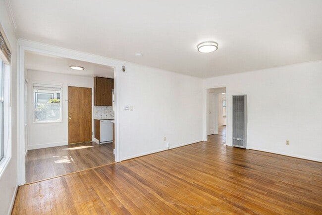 Building Photo - 1542 Bay St Unit 1542