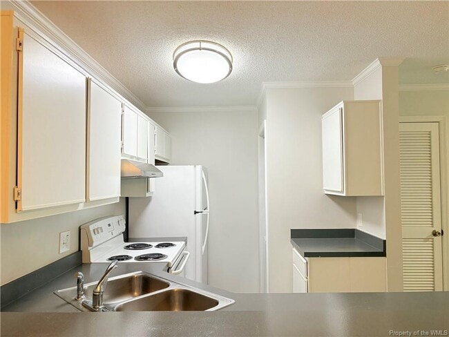 Photo - 105H Stratford Dr