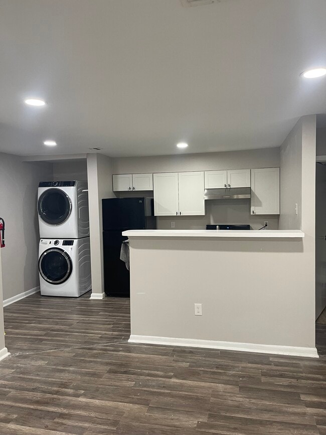 Kitchen/ laundry - 700 N Franklin Blvd Unit 1003