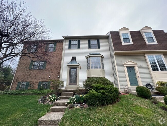 Building Photo - Open and Spacious 3 Bedroom 2.5 Bath Townh... Rental