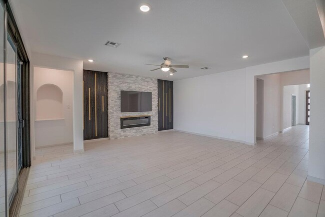 Photo - 5616 Monrovia Ln