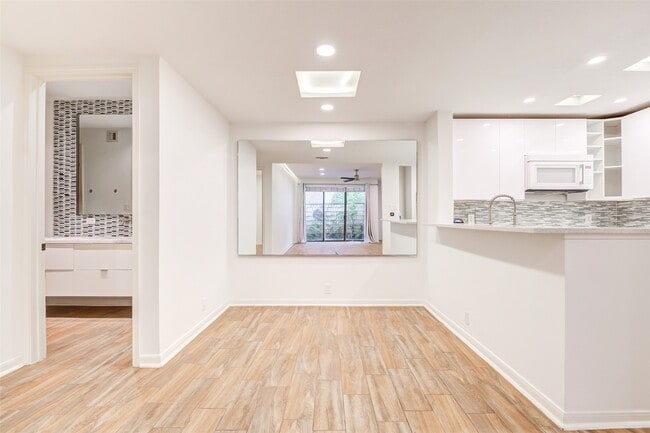 Building Photo - 2829 Timmons Ln Unit 167