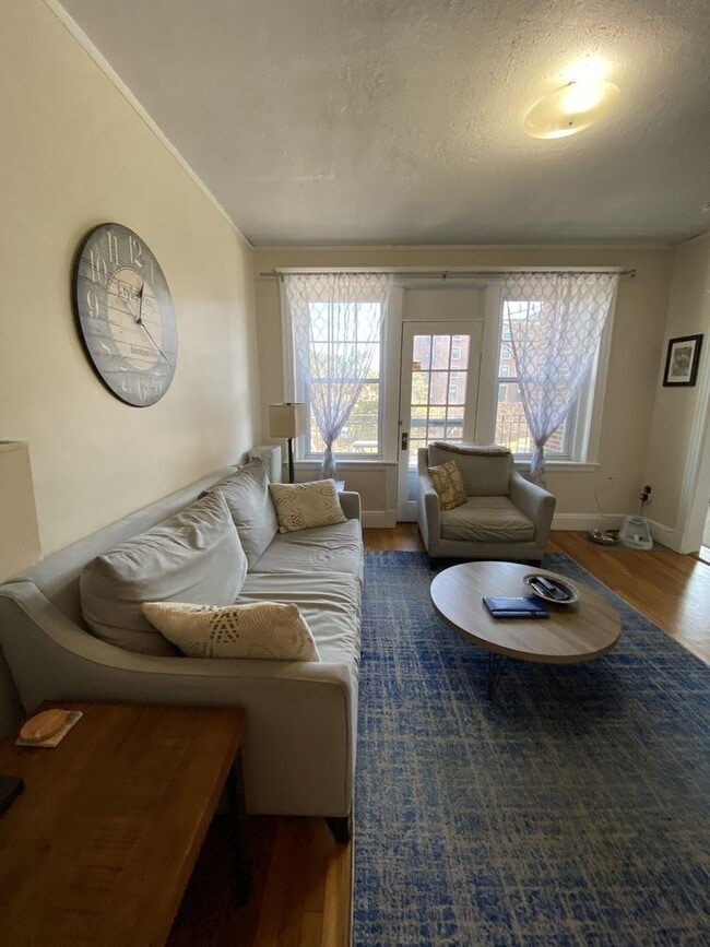 Building Photo - 2Br/1Bth in GREAT location! Heat/Hot Water included!
