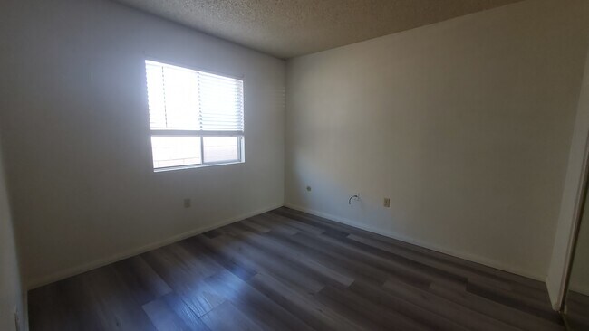 Photo - 309 W Barioni Blvd