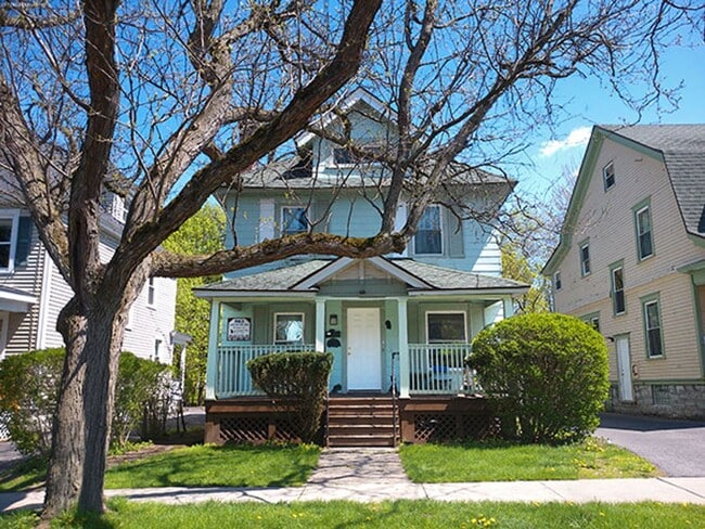 Building Photo - AVAILABLE 7/1/26 - Spacious Single Family ... Rental
