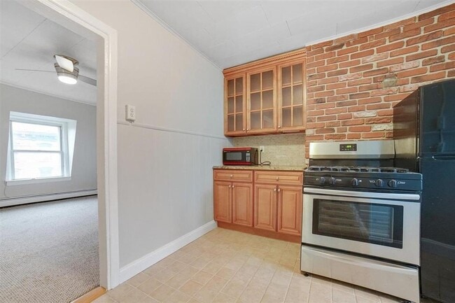 Building Photo - 155 Sussex St Unit 3