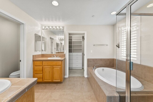 Building Photo - PARKSIDE LUXURY LIVING!