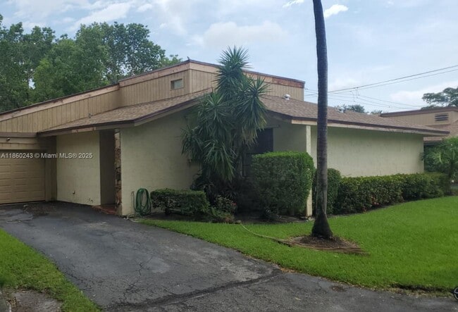 Building Photo - 8091 Royal Palm Cir Rental