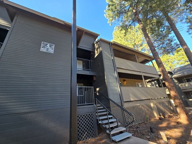 Building Photo - 2bd/2ba West-Flagstaff Condo -End-Unit - Near NAU/CCC! On NAU Bus Route! Students & Pets OK!! Ava... Unit 4-125