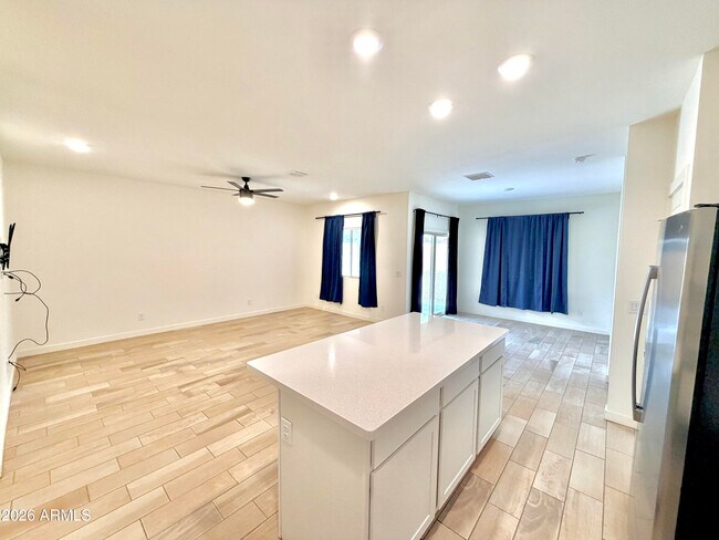 Photo - 948 E Wiley Way