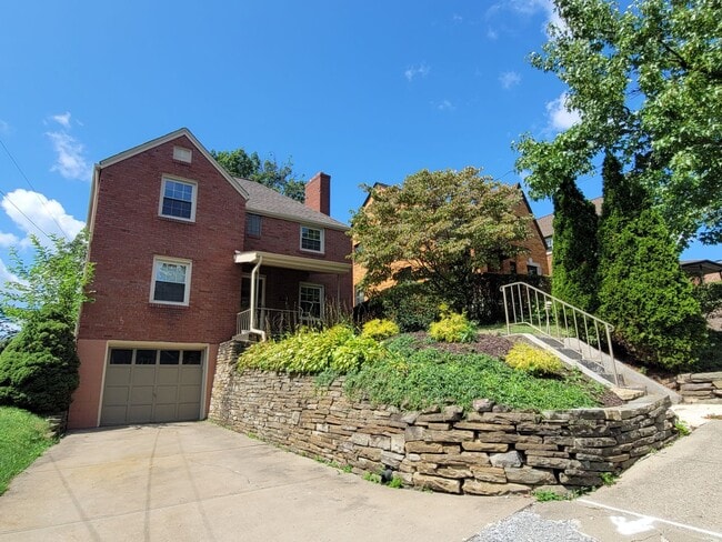 Building Photo - 3 Bedroom Home in Mt. Lebanon!