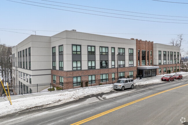 Building Photo - 645 Main St