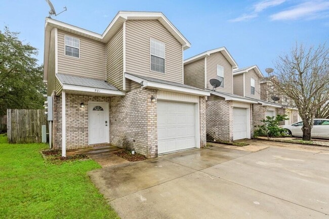 Building Photo - Exquisitely Renovated End Unit Townhome Ju...
