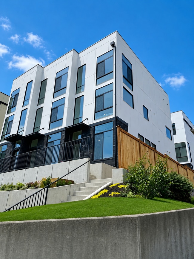Building Photo - Magnolia Townhome