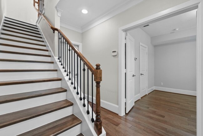 Photo - 702 N Shepherd Dr
