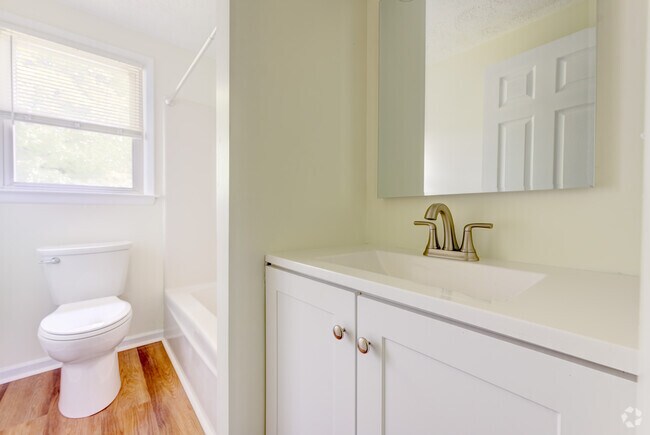 3BR, 1.5BA – 1,300SF - Bathroom