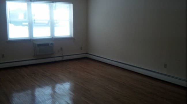 Photo - Quaker Village