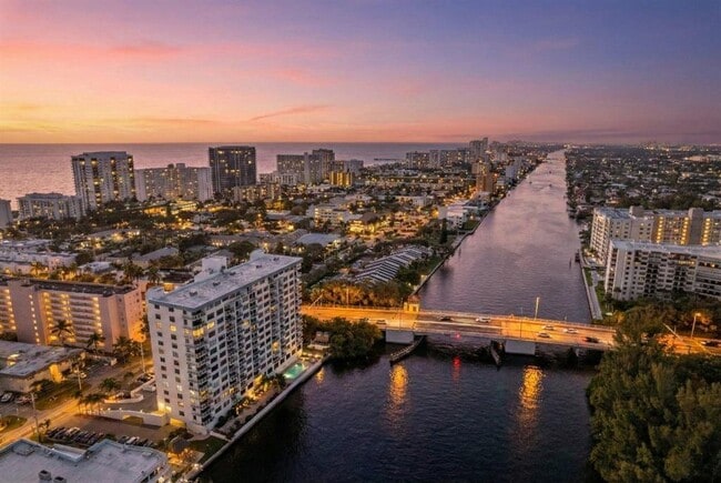 Building Photo - 1401 N Riverside Dr Unit 307