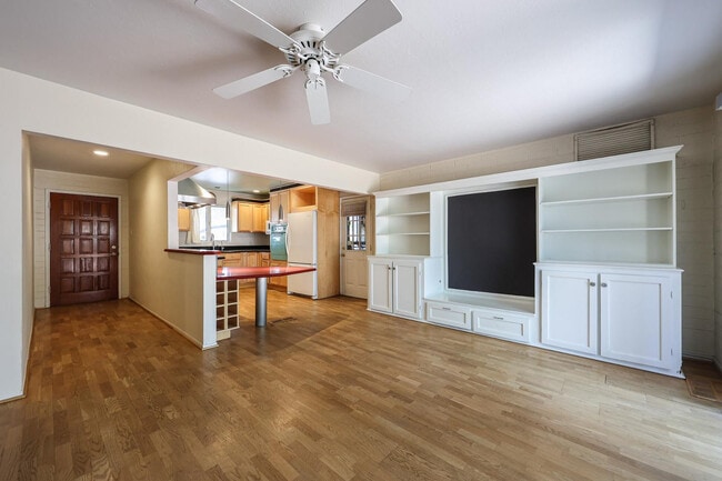 Building Photo - 7608 E 4th St