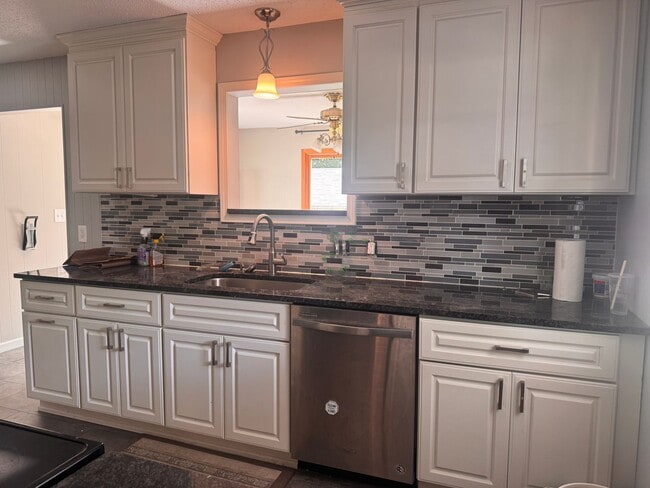 Photo - 3 bed-2 bath Home for rent in Roseville, MN