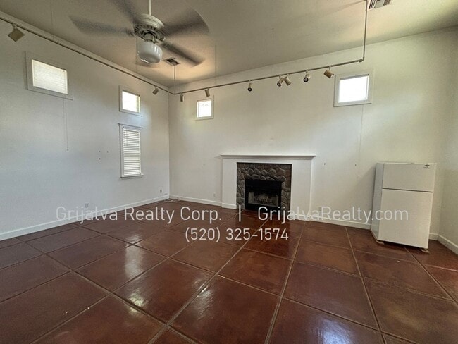 Photo - 1070 E Miles St Unidad 03
