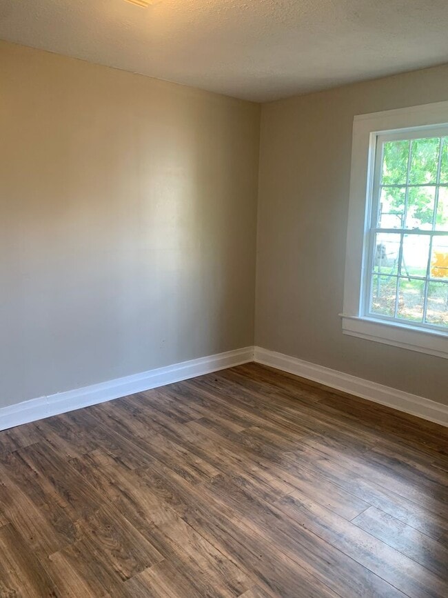 Building Photo - 616 Eastwood Ave Rental