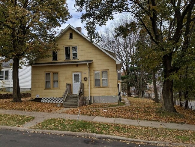 Building Photo - 317 S 8th Ave Unit Upper