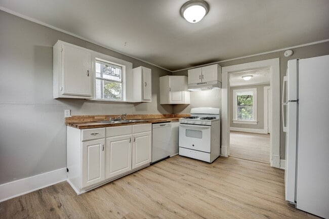 Building Photo - Freshly Updated 2 Bedroom House