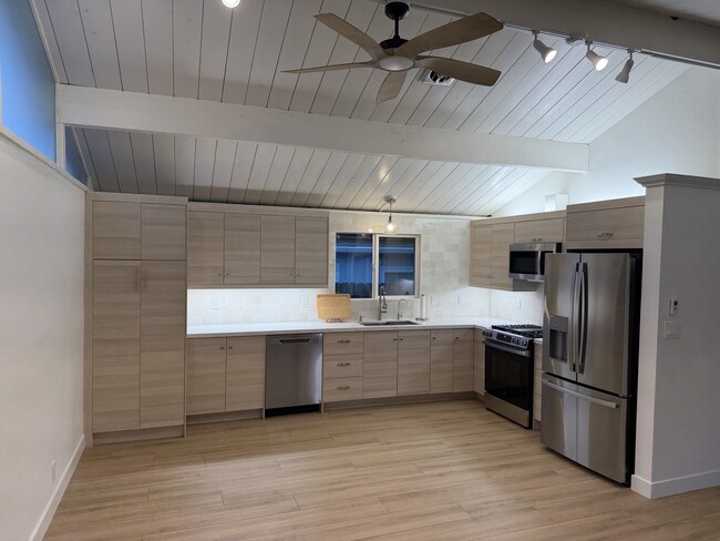 Building Photo - 617 Gravilla Pl