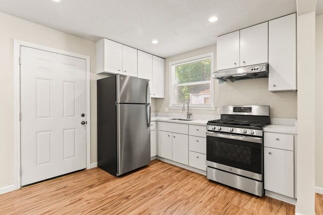 Building Photo - Modern 2 Bedroom in Alameda w/ Parking! Unit E Rental