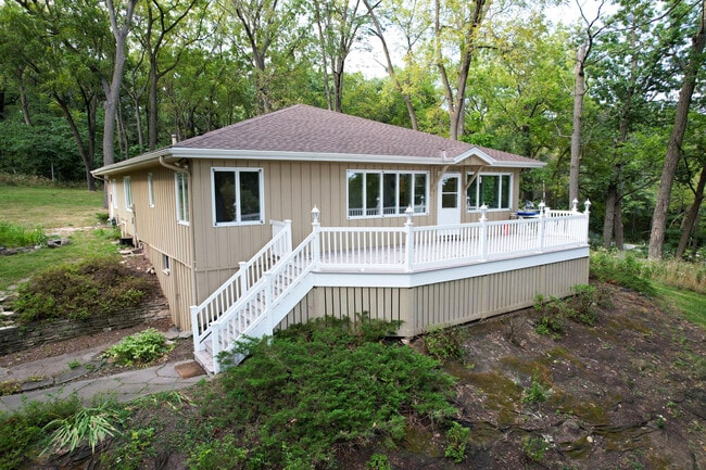 Building Photo - W281N3405 Taylors Woods Rd Rental
