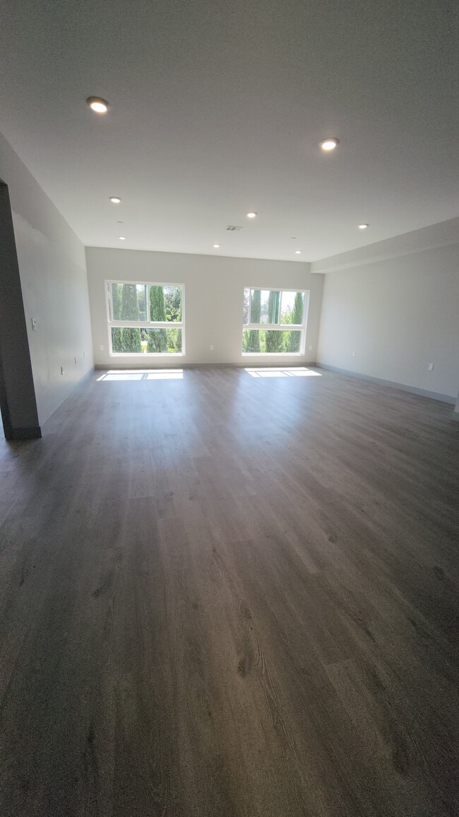 Photo - 7040 Woodman Ave Unit 204