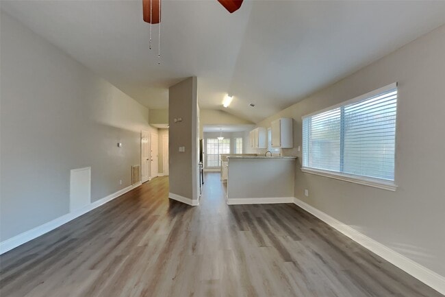 Photo - 29118 Stapleford St