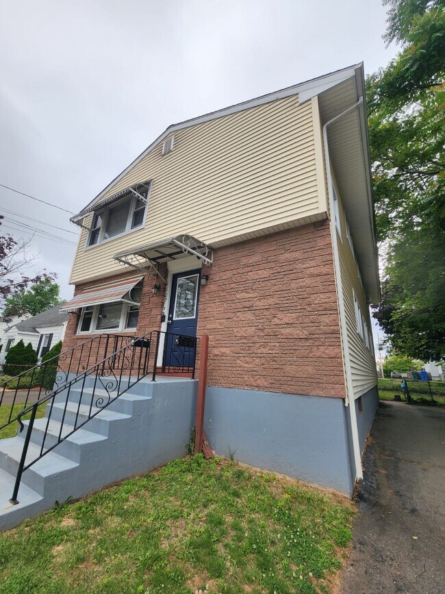 127 Warner St Apartments For Rent in Hamden, CT