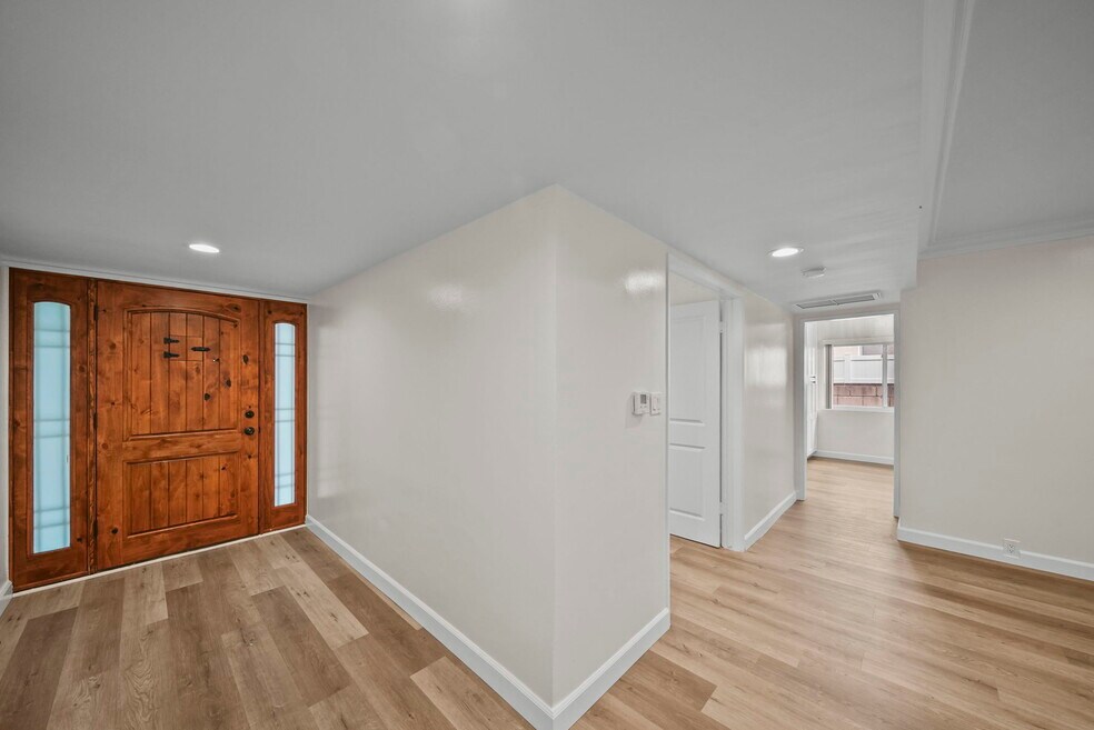 12319 Erwin St