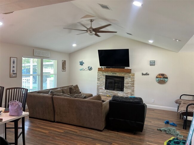 Building Photo - 624 Stevens Ln