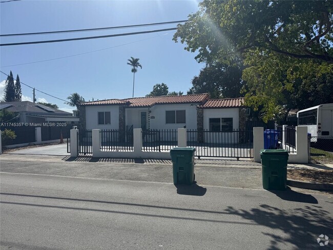 Building Photo - 2440 NW 1st St Unit 1 Rental