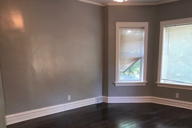 Living Room - 5027 W Sunnyside Ave Unit 2