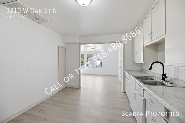 Photo - 1210 W Oak St