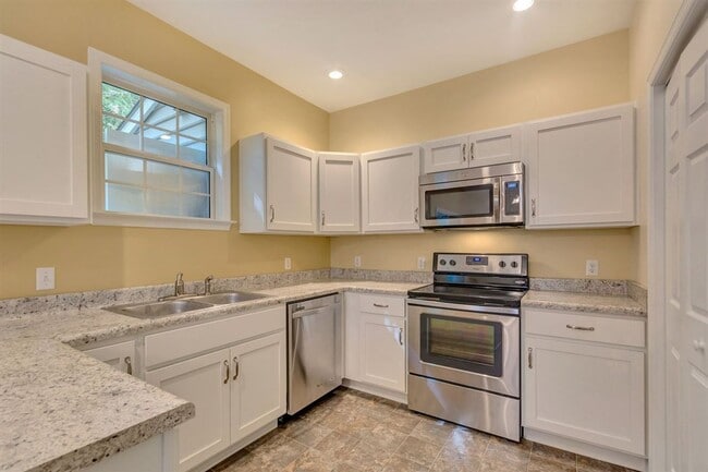 Photo - 914 Locust Ln